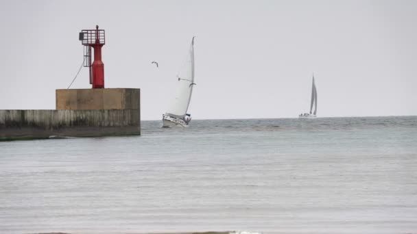 Lampa ostrzegawcza na wybrzeże z jachtów — Wideo stockowe
