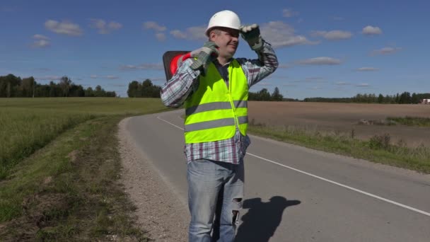 Road-bouwvakker met conus van het verkeer op de schouder Toon o.k. gebaar — Stockvideo