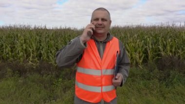 Çiftçi ile akıllı telefon üzerinde Mısır alanını kullanarak klasör 