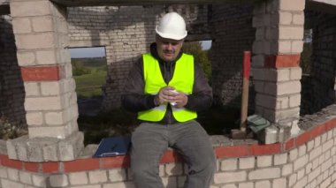 Kağıt sayfalarının yakmaya çalışan mühendis