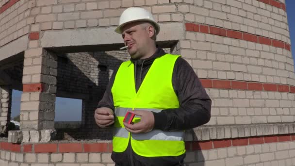 Stressful worker with cigarette — Stock video