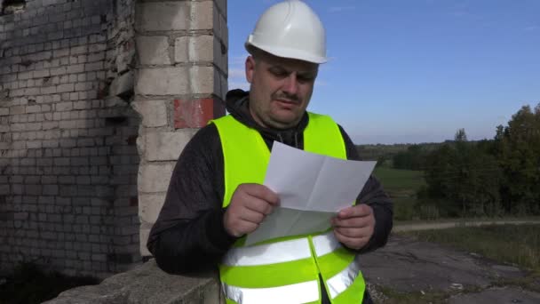 Lectura del trabajador, rasgar y tirar documentos — Vídeo de stock