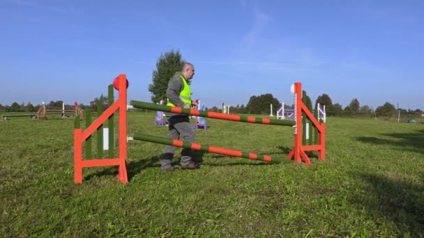 Horse handler arranged hurdle — ストック動画