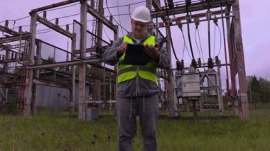 Sonbahar günü belgelerinde kontrol elektrikçi