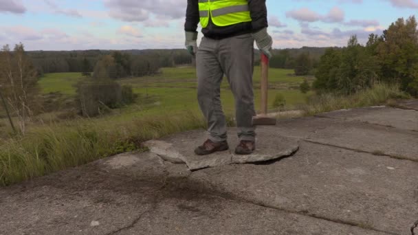 Trabalhador com marreta tentando colocar de volta lajes de concreto — Vídeo de Stock