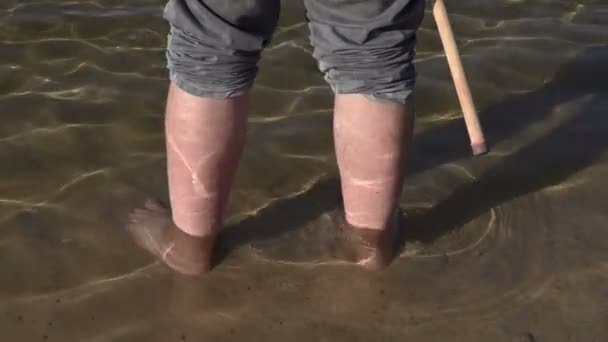 Голые ноги в воде — стоковое видео