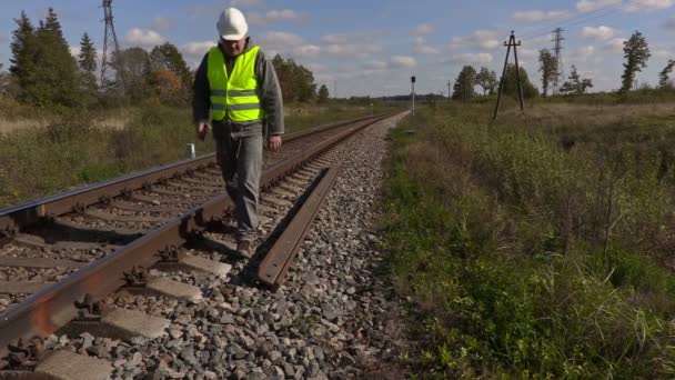 Trabajador ferroviario cerca de los rieles — Vídeos de Stock
