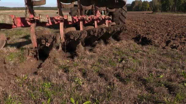 Ciągnika uruchomić Orka pola na krawędzi — Wideo stockowe