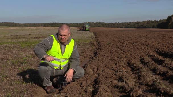 Çiftçi plowing toprak derinliğine incelemek — Stok video