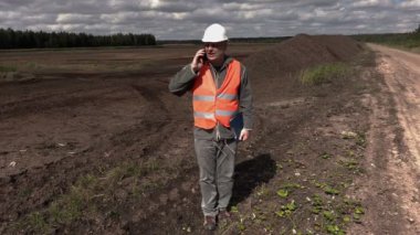 Evet mühendis ve turba yığın yürümek 