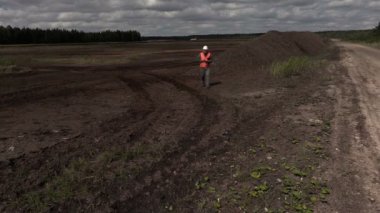 Mühendis al resimleri turba bataklık