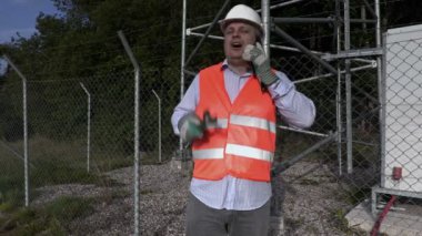 İşçi ile telefonda konuşurken ve yürüme ayarlanabilir anahtarı 