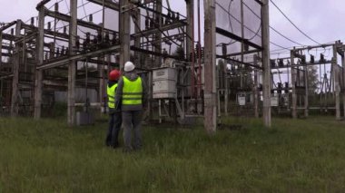 Elektrik mühendisleri muayene Trafo Merkezi teknik durumunu alır. 