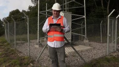 Çalışan teknik notlar yazıyor