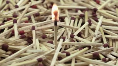 Kibriti maçlar yığın ortada