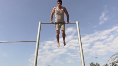 Döndürme, jimnastik çubukları üzerinde pratik genç atlet 