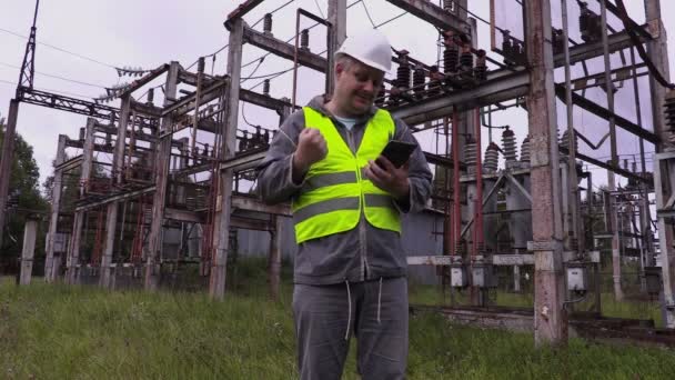 Inżynier elektryk szczęśliwy Pokaż thumb up podstacji — Wideo stockowe