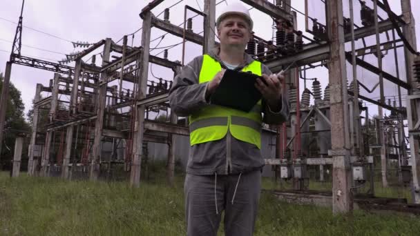 Szczęśliwy elektryk wyświetlone OK znak — Wideo stockowe