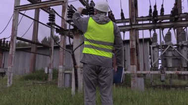 Elektrikçi resim yüksek gerilim kablo çekmek 