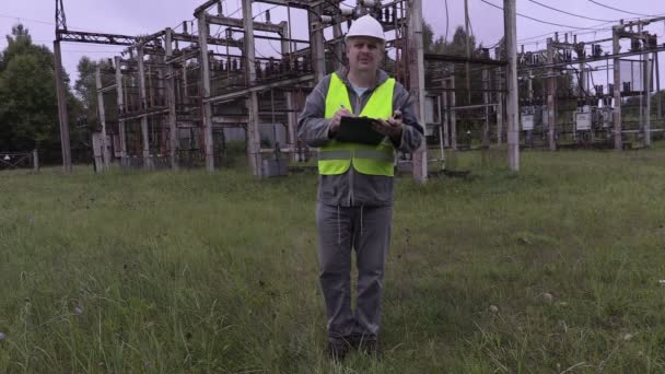 Belge yazma ve Trafo Merkezi içinde yürüyüş elektrikçi mühendisi — Stok video