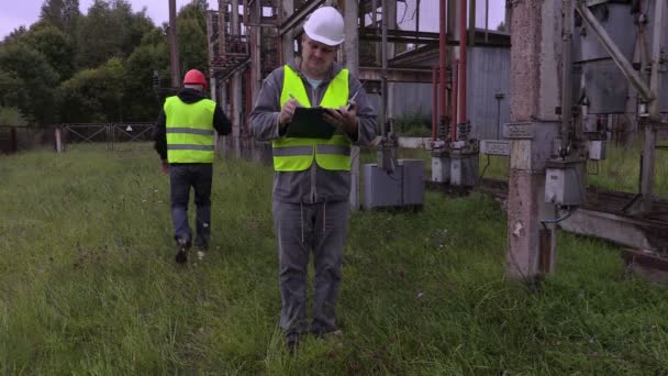 Os eletricistas recebem instruções antes do lançamento — Vídeo de Stock