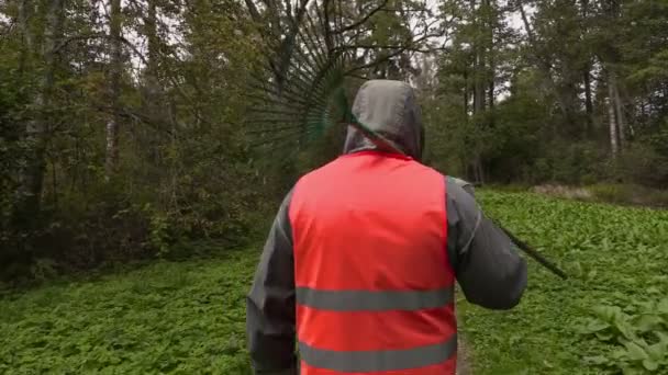 Employé du parc marchant dans le parc — Video