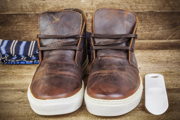 Desert boots i brunt med strumpor — Stockfoto