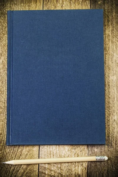 Cuaderno con lápiz sobre madera — Foto de Stock