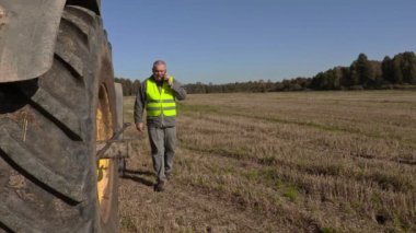 Traktör direksiyon başında Evet çiftçi