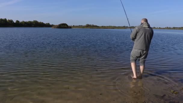 Pescatore cerca di tirare fuori il pesce — Video Stock