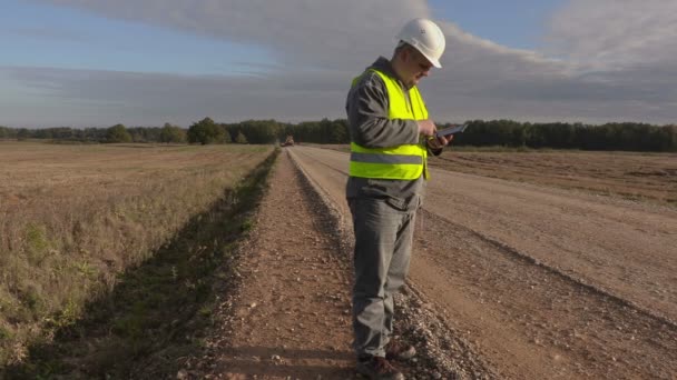 Road byggnadsingenjör använda surfplatta på väg — Stockvideo