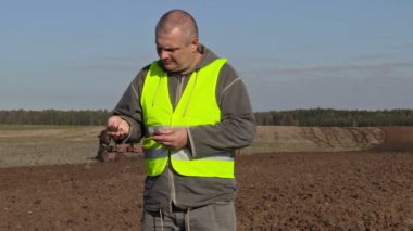 Çiftçi toprak kalitesini kontrol