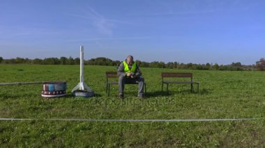 At oturan işleyicisi ve insanlar selamlıyor