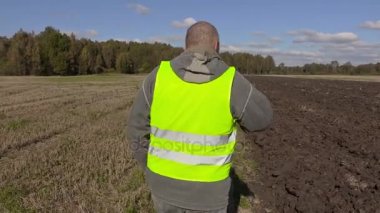 Ranger besleme yaban domuzu için getiriyor.