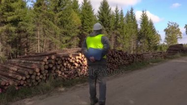 Günlükleri yakınında orman yolda stresli oduncu