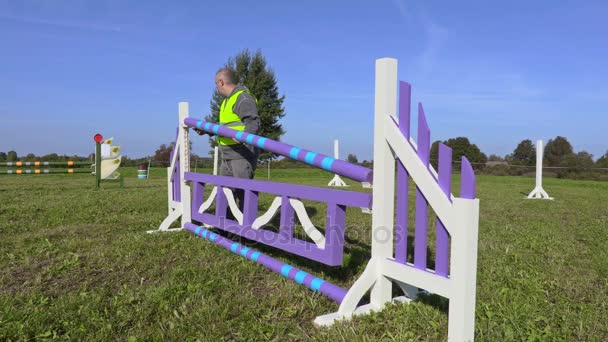 Il ranger porta cibo al cinghiale — Video Stock