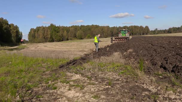 Ranger brings feed to wild boar — Stock Video