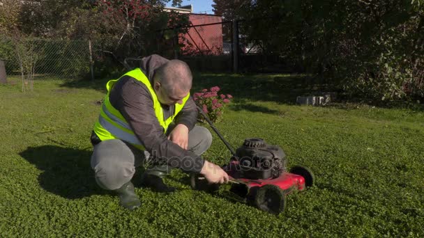 Trabajador de limpieza cortacésped en el día de otoño — Vídeos de Stock