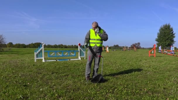 Man met schop debrison horde veld — Stockvideo