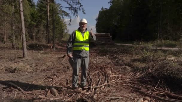 Happy lumberjack show thumb up — Stock Video