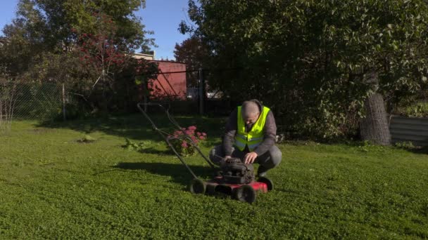 工人开始草坪割草机 — 图库视频影像