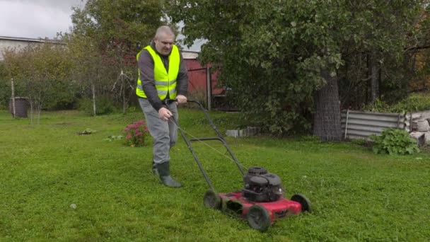Adam başladı deneyin lawnmover — Stok video