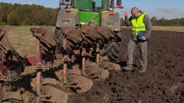 Agricultor verificado seis metros arado — Vídeo de Stock