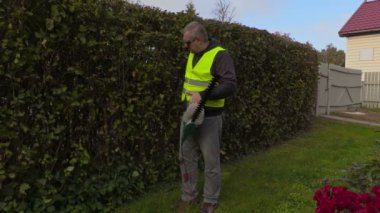 Evet ve hedge düzeltici çalışmalar yapmak işçi peyzaj 