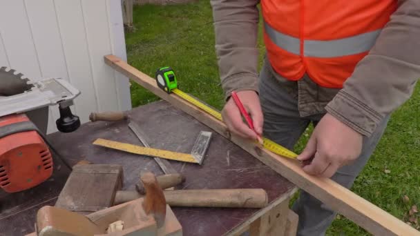 Плотник с помощью рулетки — стоковое видео