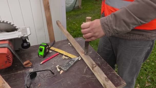 Tischler mit Hammer und Meißel — Stockvideo