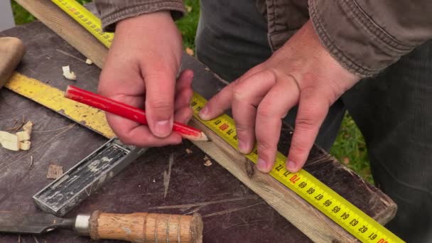 Carpenter measured wooden plank — Stock Video