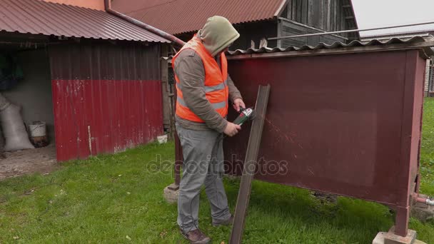 Trabajador que utiliza la máquina de pulir — Vídeo de stock