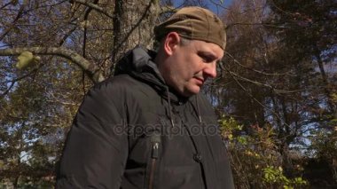 Depresif adam ağacın yanında ağlayan