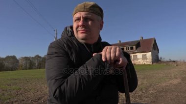 Koltuk değneği oturan ev ve görünüyor yakın mesafe içine yalnız adam